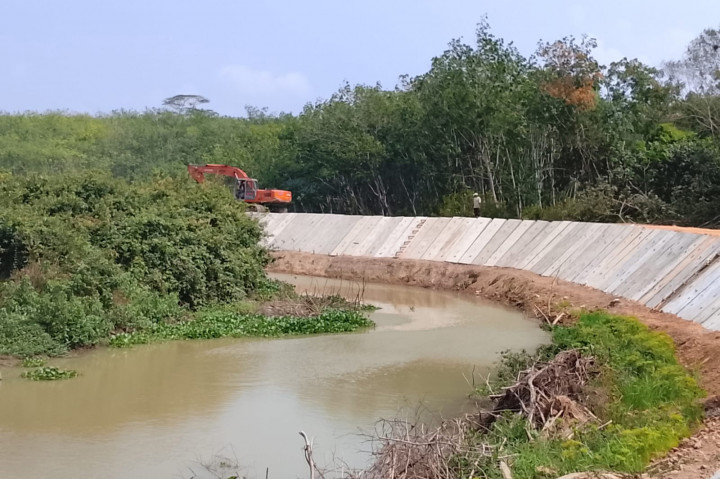 Pembangunan infrastruktur mitigasi manusia dan gajah di kawasan tersebut saat ini telah mencapai 82 persen. Di tengah proses pengerjaan, pemerintah desa bersama pihak pelaksana terus mengupayakan agar kebutuhan masyarakat dapat berjalan berdampingan dengan pembangunan yang sedang berlangsung.