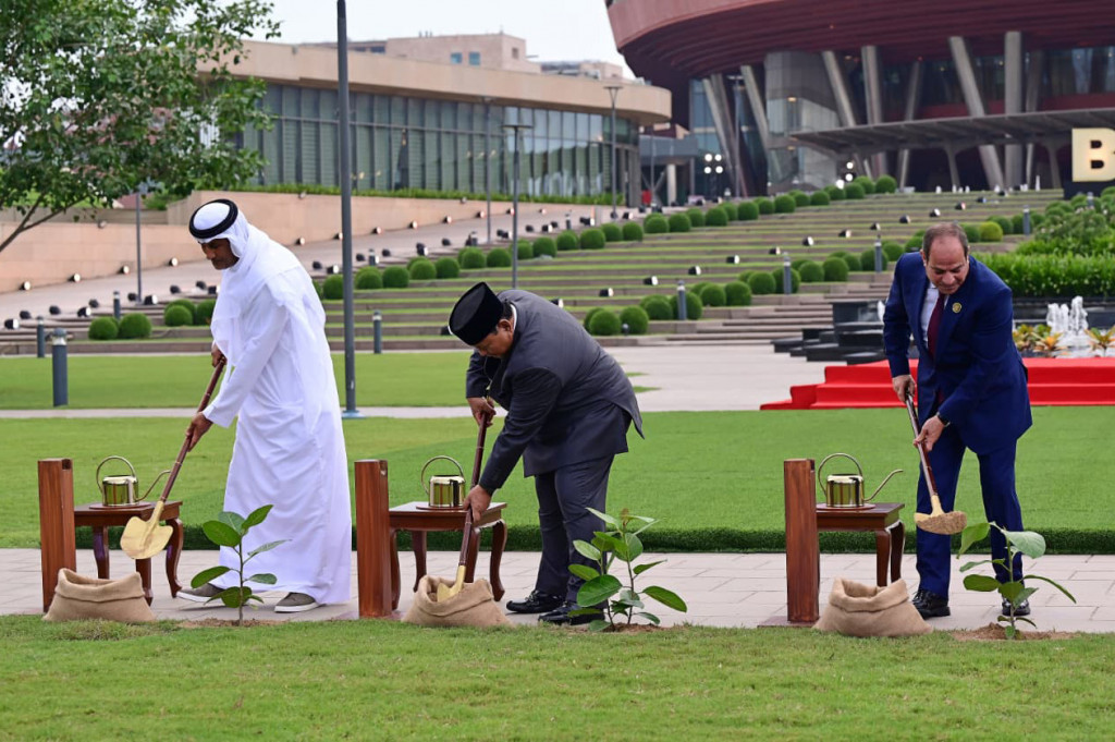 Presiden Republik Indonesia, Prabowo Subianto, mengikuti kegiatan penanaman pohon bersama atau joint tree plantation bersama para pemimpin negara anggota dalam rangkaian Konferensi Tingkat Tinggi (KTT) BRICS 2026.