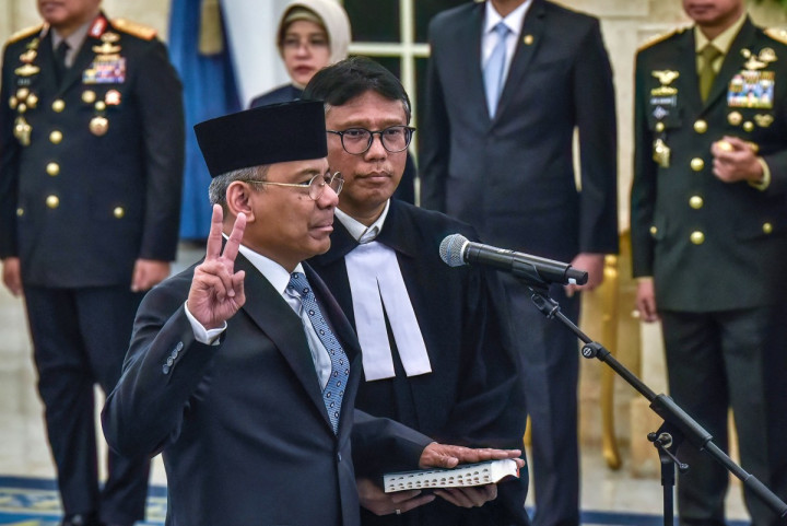 Pelantikan tersebut dilakukan setelah Presiden Prabowo Subianto melakukan perombakan kabinet dan mencopot Purbaya Yudhi Sadewa dari jabatan Menteri Keuangan.
