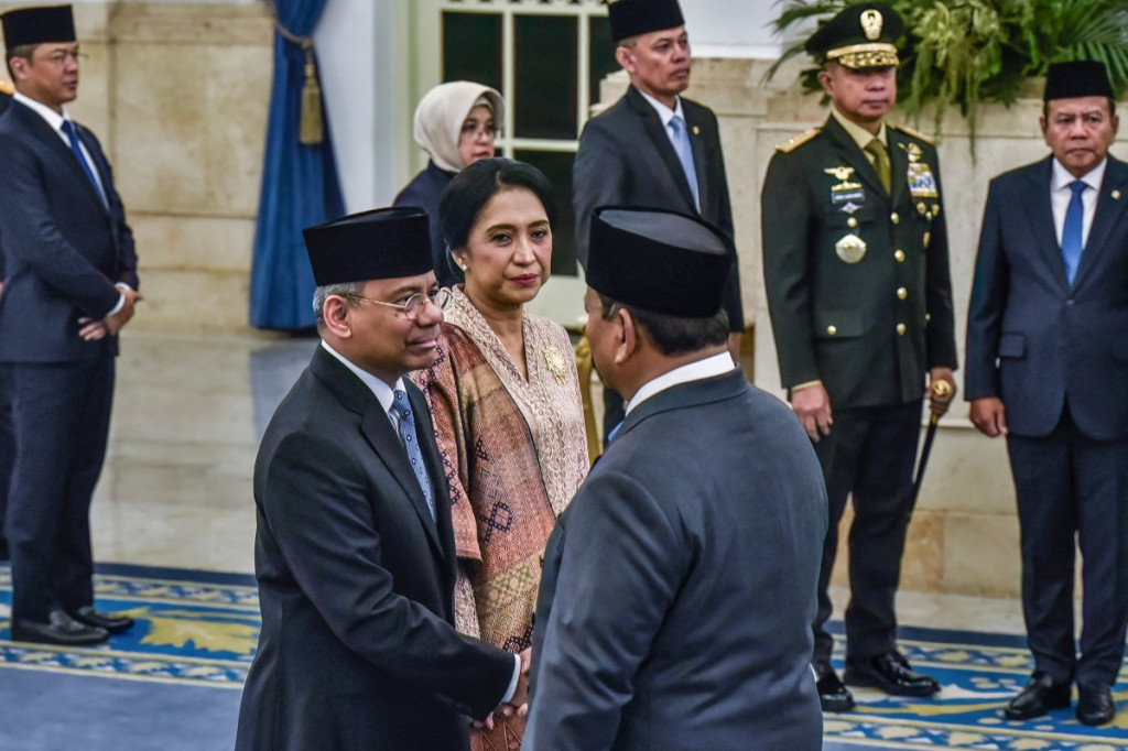 Presiden Indonesia Prabowo Subianto berjabat tangan dengan Menteri Keuangan yang baru dilantik, Suahasil Nazara, dalam upacara pelantikan di Istana Kepresidenan, Jakarta, Senin, 14 September 2026.