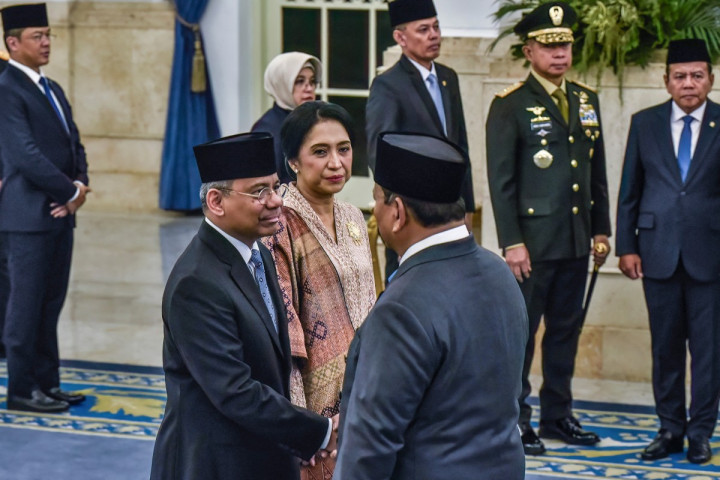 Presiden Indonesia Prabowo Subianto berjabat tangan dengan Menteri Keuangan yang baru dilantik, Suahasil Nazara, dalam upacara pelantikan di Istana Kepresidenan, Jakarta, Senin, 14 September 2026.