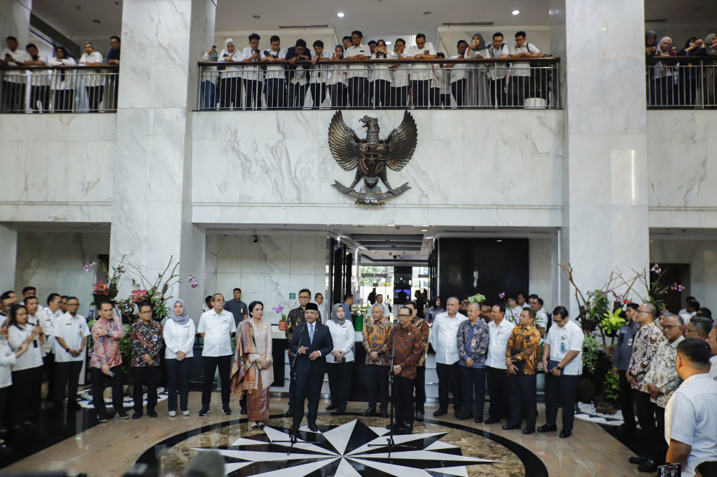 Menteri Keuangan Suahasil Nazara didampingi istrinya, Christina Pusporini Messakh, menyapa wartawan dan pegawai Kementerian Keuangan seusai dilantik Presiden Prabowo Subianto, Jakarta, Senin, 14 September 2026.
