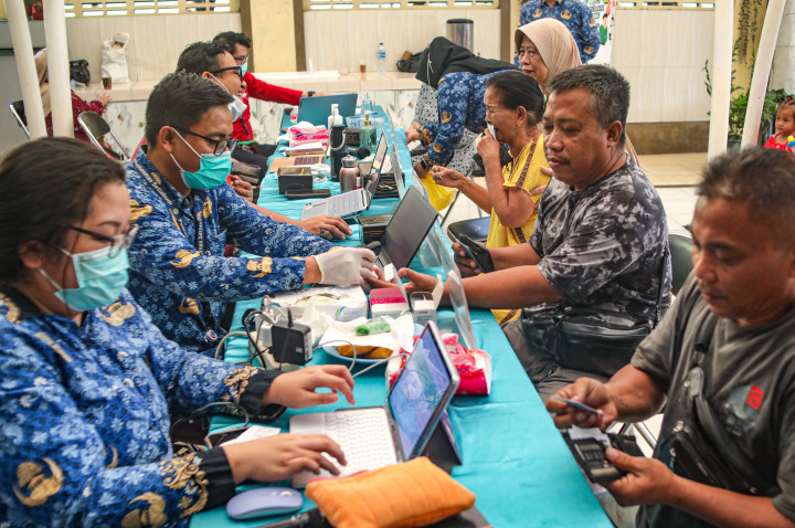 Warga lanjut usia (lansia) mengikuti pemeriksaan kesehatan gratis di Puskesmas Pasar Manggis, Setiabudi, Jakarta, Kamis, 17 September 2026. 