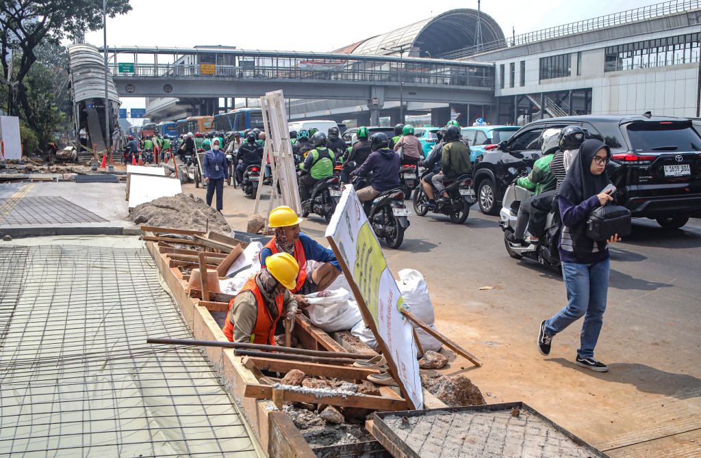 Pemprov DKI Jakarta merevitalisasi trotoar di sisi utara Jalan Gatot Subroto hingga Simpang Pancoran yang ditargetkan rampung pada November 2026. 