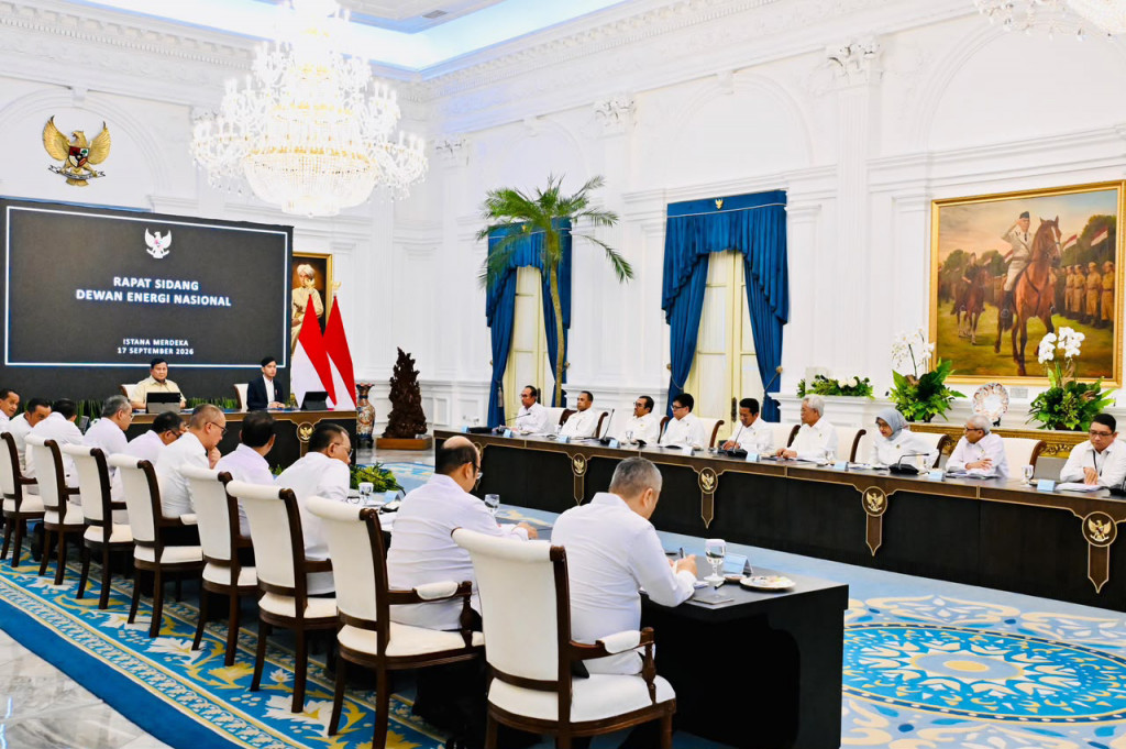 Selain memastikan ketersediaan energi dalam jangka pendek, Presiden Prabowo juga memberikan arahan untuk memperkuat kemandirian energi dalam jangka panjang. Salah satunya dengan menyiapkan langkah pengembangan E50 setelah pemerintah menjalankan program biodiesel B50. 