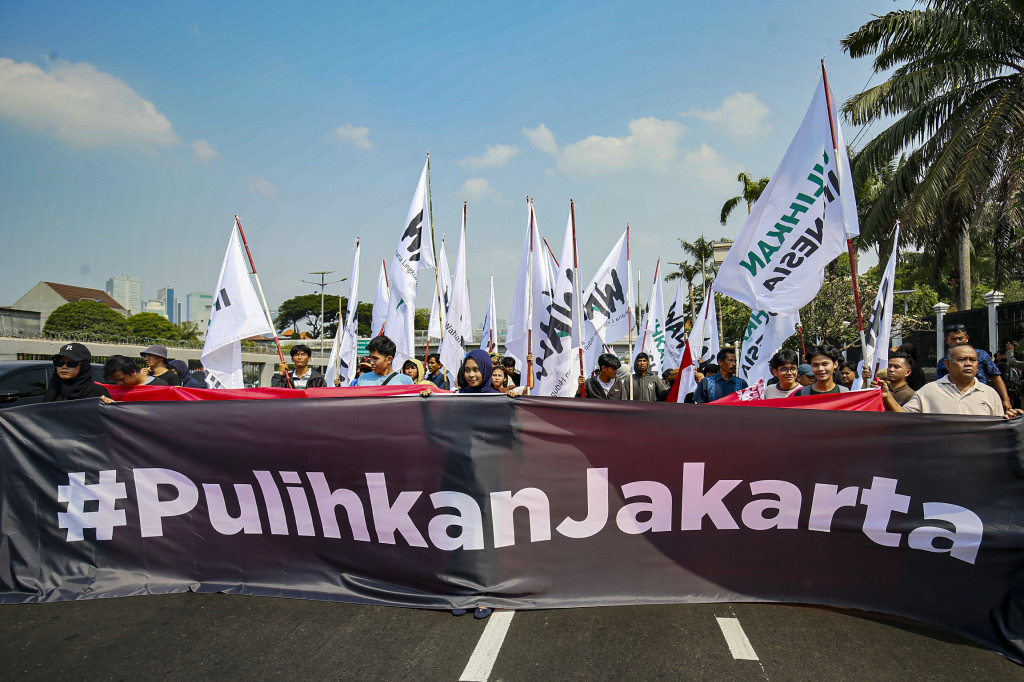 Aktivis Wahana Lingkungan Hidup Indonesia (Walhi), petani, nelayan, dan warga dari Jakarta, Jawa Barat, serta Banten menggelar aksi damai di depan Gedung DPR, Jakarta, Senin, 21 Septemeber 2026. 