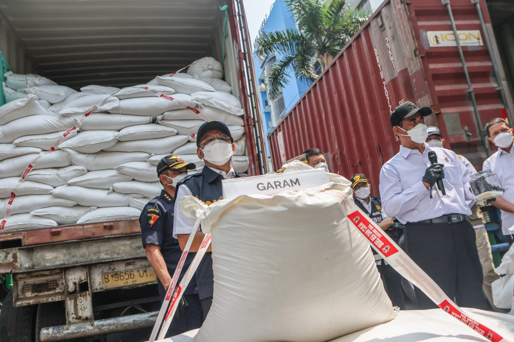 Direktorat Jenderal Bea dan Cukai (DJBC) menindak dugaan impor ilegal berupa 30 kontainer berisi beras dan garam serta 1.435 bal pakaian bekas dengan nilai ekonomis keseluruhan mencapai Rp27,339 miliar.