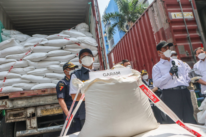 Direktorat Jenderal Bea dan Cukai (DJBC) menindak dugaan impor ilegal berupa 30 kontainer berisi beras dan garam serta 1.435 bal pakaian bekas dengan nilai ekonomis keseluruhan mencapai Rp27,339 miliar.