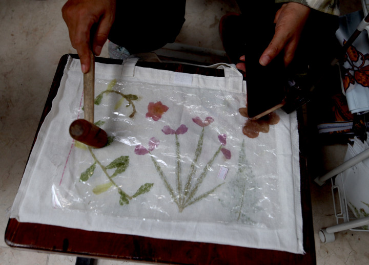 Ecoprint merupakan teknik mencetak motif dan warna alami dari daun, bunga, atau batang tumbuhan ke media kain, kulit, maupun kertas tanpa menggunakan bahan kimia sintetis. 