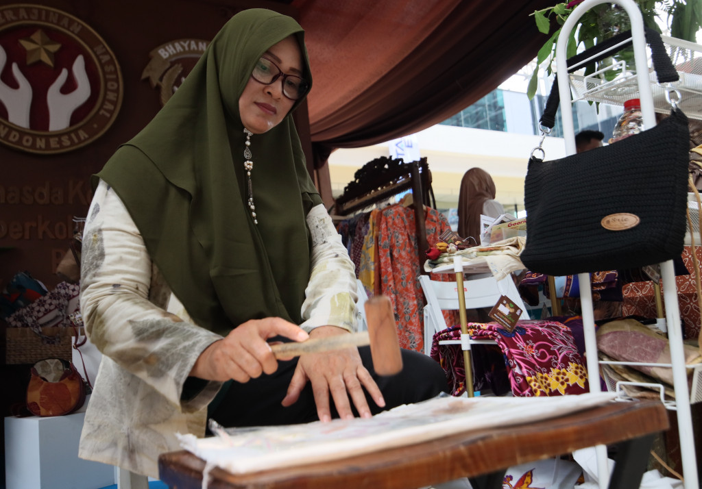 Proses pembuatannya dilakukan secara manual sehingga setiap produk memiliki motif yang unik dan berbeda.