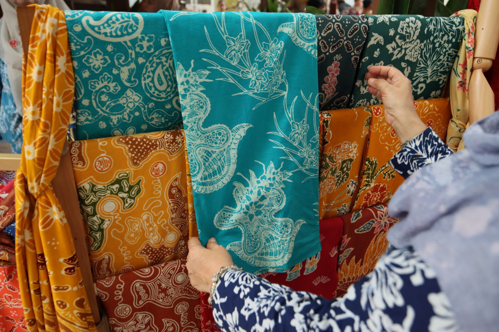 Kain batik yang dihasilkan mengangkat motif khas Tangerang Selatan, seperti bunga anggrek Vanda Douglas, Rumah Blandongan, kacang Kranggan, ikan cere Sungai Cisadane, serta unsur budaya Betawi-Tangerang lainnya. 