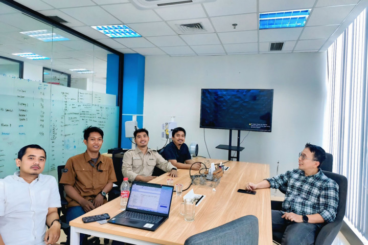 Melalui telematika, perusahaan dapat memantau lokasi, rute, perilaku pengemudi hingga konsumsi bahan bakar secara real-time. Data tersebut dapat digunakan untuk mengevaluasi kinerja armada, mengoptimalkan rute, dan mengendalikan biaya operasional.