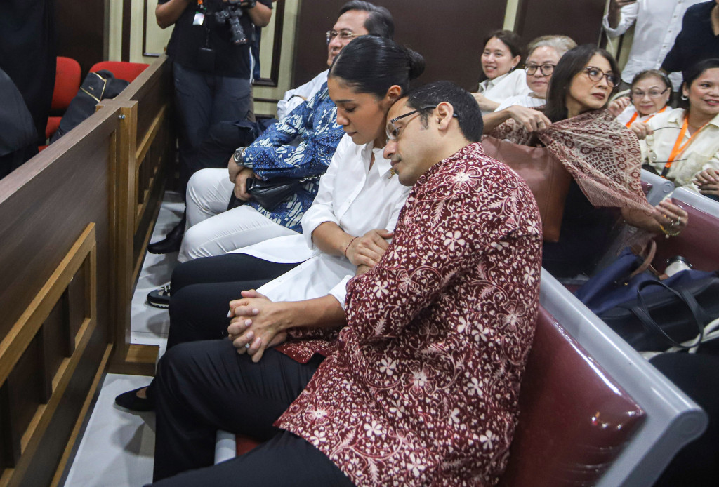 Terdakwa mantan Mendikbudristek Nadiem Anwar Makarim didampingi istrinya, Franka Franklin, sebelum mengikuti sidang putusan banding kasus dugaan korupsi pengadaan Chromebook untuk program digitalisasi pendidikan di Pengadilan Tinggi DKI Jakarta, Jakarta, Kamis, 24 September 2026.