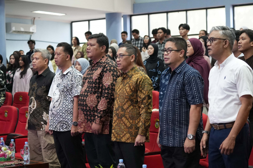 Menurut Alexander, narasi kekerasan dapat muncul melalui kanal yang sama dengan konten hiburan, termasuk konten yang dikonsumsi anak-anak dan generasi muda. Materi tersebut dapat dikemas menggunakan bahasa, format, dan estetika yang familiar sehingga paparan awal terhadap narasi ekstremisme tidak selalu mudah dikenali.