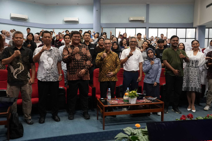 Alexander menjelaskan sistem rekomendasi platform digital bekerja berdasarkan perilaku pengguna. Interaksi dengan suatu jenis konten dapat memengaruhi rekomendasi konten serupa yang kemudian muncul di perangkat pengguna.