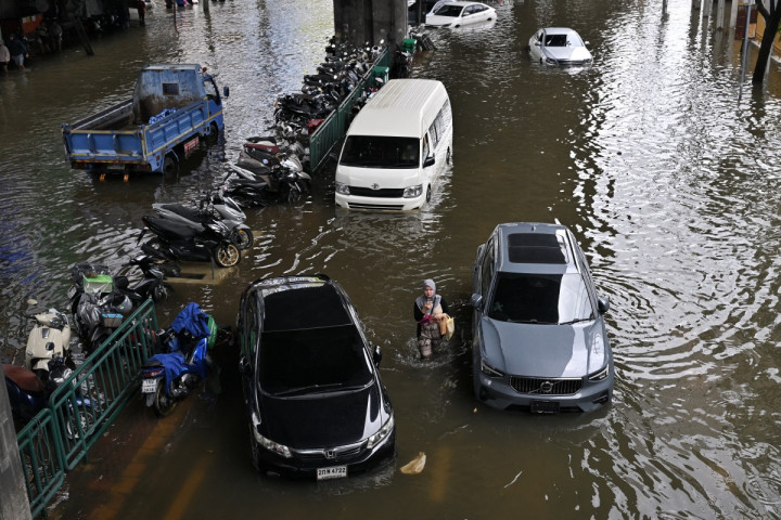 Banjir terjadi setelah hujan deras mengguyur ibu kota Thailand selama beberapa hari dan merendam sejumlah rumah serta ruas jalan.