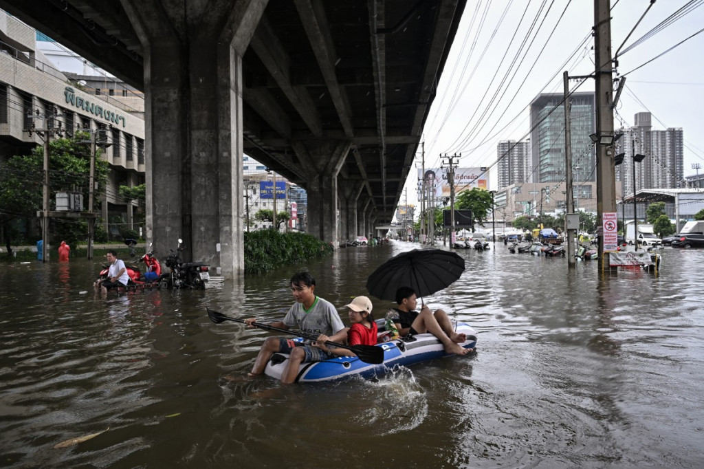 Ribuan warga terpaksa mengungsi. Sebagian warga mulai kembali ke rumah untuk mengeringkan tempat tinggal dan menyelamatkan barang-barang yang terendam banjir.
