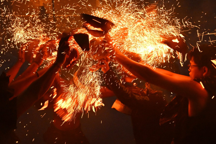Sejumlah pemuda mengikuti ritual tradisional 'Perang Api' atau Siat Geni di sebuah pura di Tuban, Kecamatan Kuta, Bali, Sabtu, 26 September 2026.