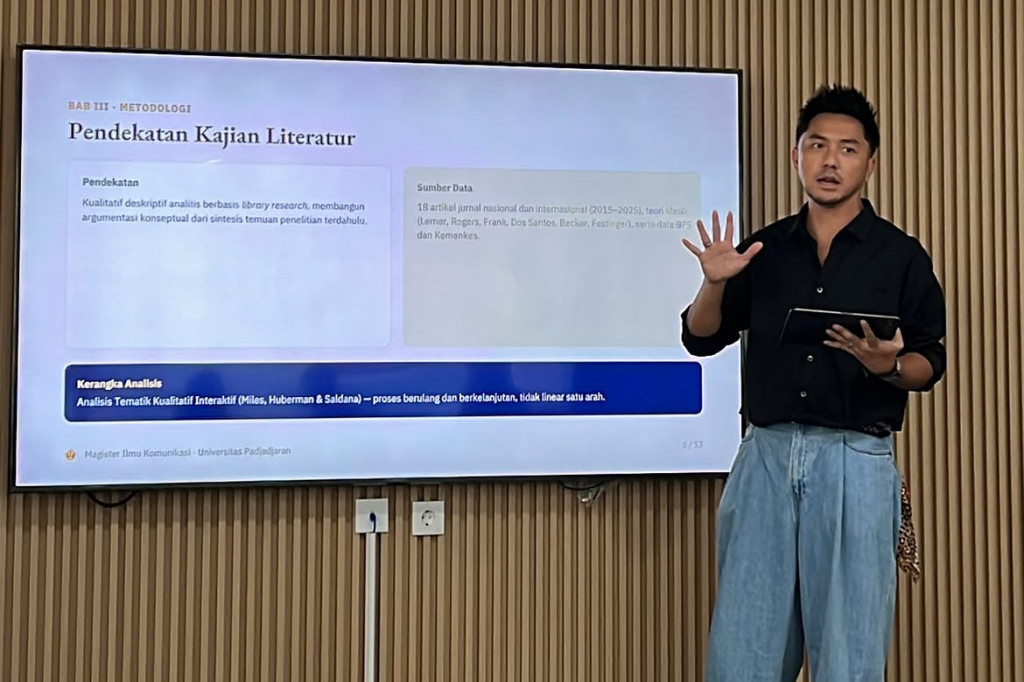 Melalui unggahan Instagram, Omesh membagikan momen saat dirinya menjalani perkuliahan S2 MBP Ilmu Komunikasi di Fakultas Ilmu Komunikasi Universitas Padjadjaran (Unpad) kampus Jakarta.