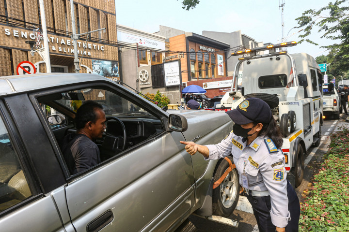 Dinas Perhubungan DKI Jakarta menertibkan ratusan kendaraan roda dua dan roda empat yang parkir sembarangan di kawasan tersebut. 