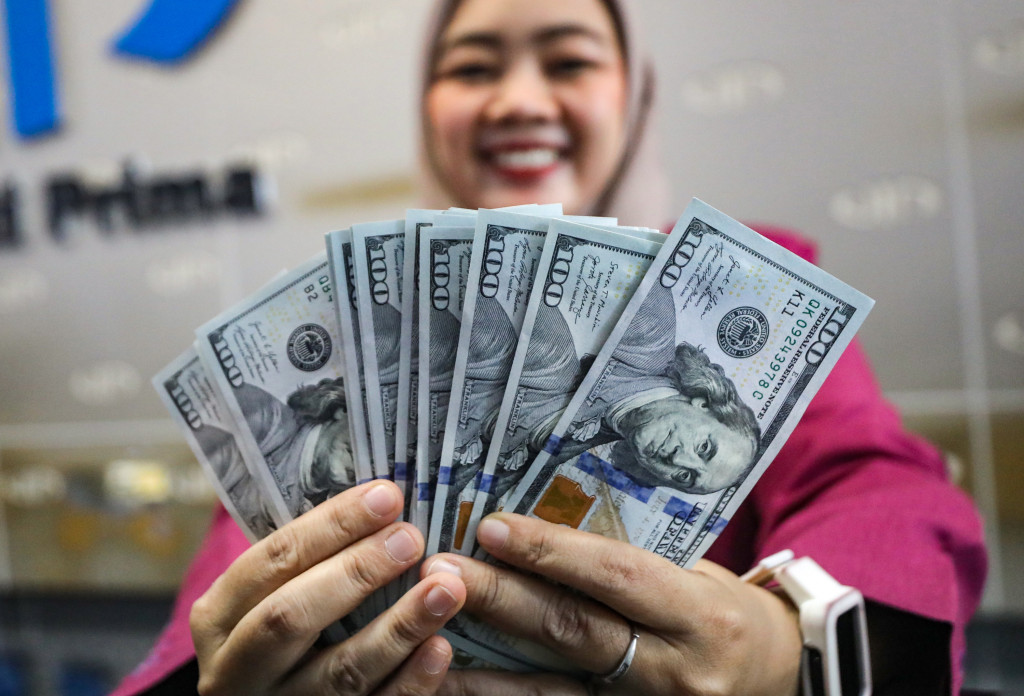Karyawan memperlihatkan uang pecahan dolar Amerika Serikat (AS) di gerai penukaran valuta asing Valuta Inti Prima, Menteng, Jakarta, Selasa, 29 September 2026.
