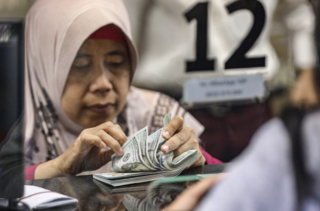 Nilai tukar rupiah terhadap dolar AS melemah hingga menyentuh level Rp18.000 per dolar AS pada Selasa pagi. 