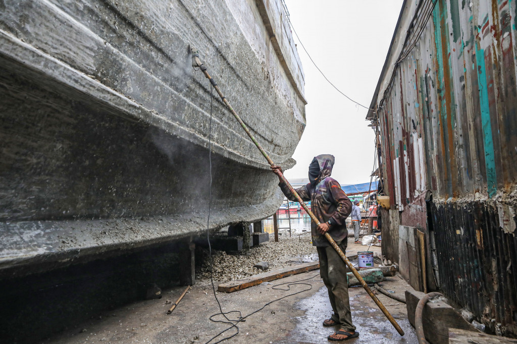 Aktivitas pekerja memperbaiki kapal nelayan di bengkel kapal Muara Angke, Pluit, Penjaringan, Jakarta Utara, Selasa, 29 September 2026.