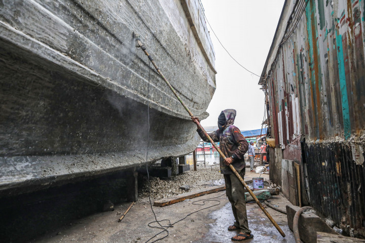 Aktivitas pekerja memperbaiki kapal nelayan di bengkel kapal Muara Angke, Pluit, Penjaringan, Jakarta Utara, Selasa, 29 September 2026.