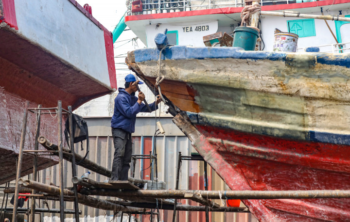 Menurut pekerja, proses perbaikan kapal skala ringan berupa mengamplas cat lama hingga melapisi membran serat fiber dari haluan hingga buritan memerlukan waktu satu minggu dengan biaya berkisar antara Rp 5 juta hingga Rp 15 juta, tergantung pada ukuran panjang dan lebar kapal.
