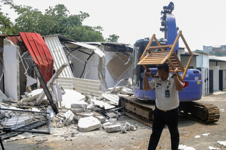 Setelah dikosongkan, sejumlah bangunan yang disebut sebagai 'villa' tersebut dibongkar menggunakan ekskavator.