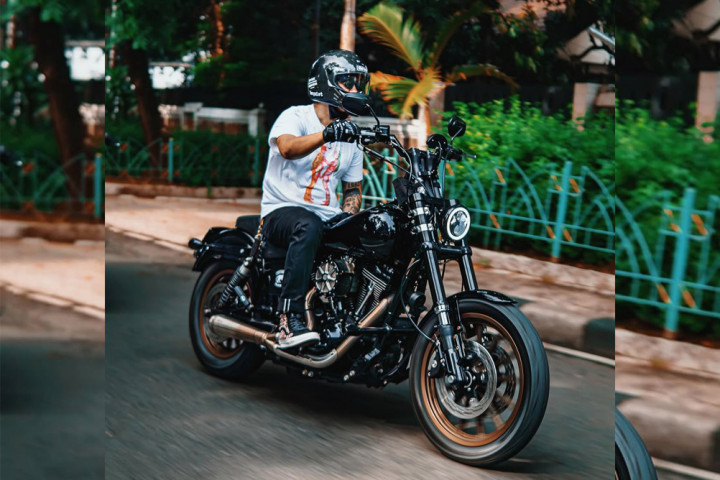 Kegemaran tersebut turut terlihat dari berbagai momen mereka saat berkendara maupun berpose bersama motor kesayangan.