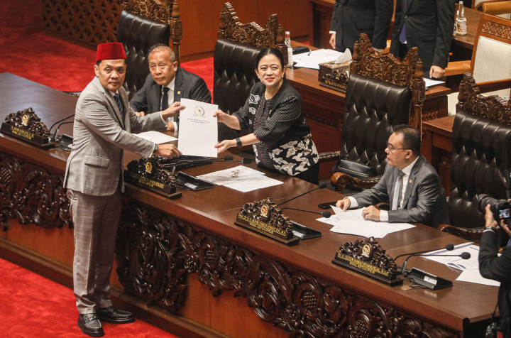 Ketua DPR Puan Maharani menerima berkas laporan hasil uji kelayakan dan kepatutan calon Kapolri dari Ketua Komisi III DPR Habiburokhman dalam Rapat Paripurna DPR RI Ke-8 Masa Persidangan I Tahun Sidang 2026-2027 di Kompleks Parlemen, Senayan, Jakarta, Kamis, 1 Oktober 2026.