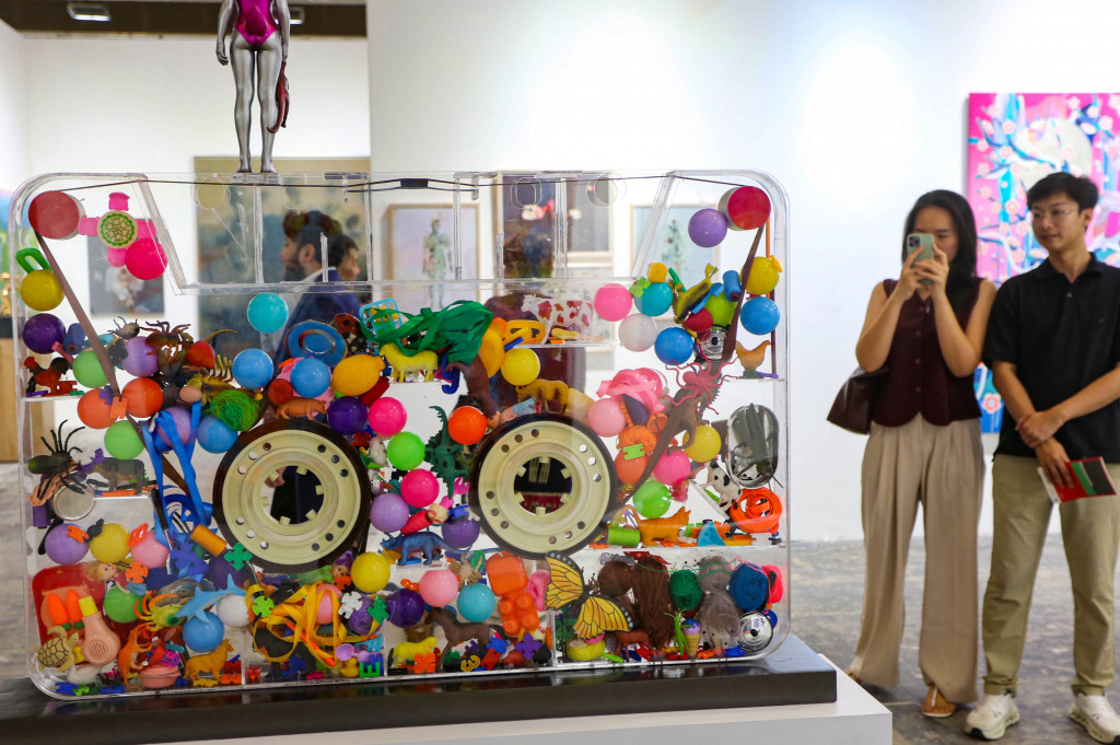 Pameran yang berlangsung pada 2–4 Oktober 2026 tersebut menghadirkan 75 galeri seni, terdiri atas galeri lokal dan 33 galeri internasional.