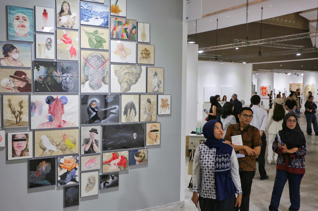 Pengunjung menikmati karya seni kontemporer dalam pameran Art Jakarta 2026 di Hall C1, JIExpo Kemayoran, Jakarta, Jumat, 2 Oktober 2026.