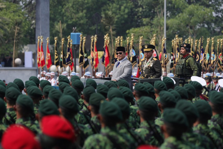 Presiden juga menekankan pentingnya TNI untuk terus menyesuaikan diri dengan perkembangan zaman agar menjadi kekuatan yang profesional, responsif, modern, inovatif, dan adaptif. 