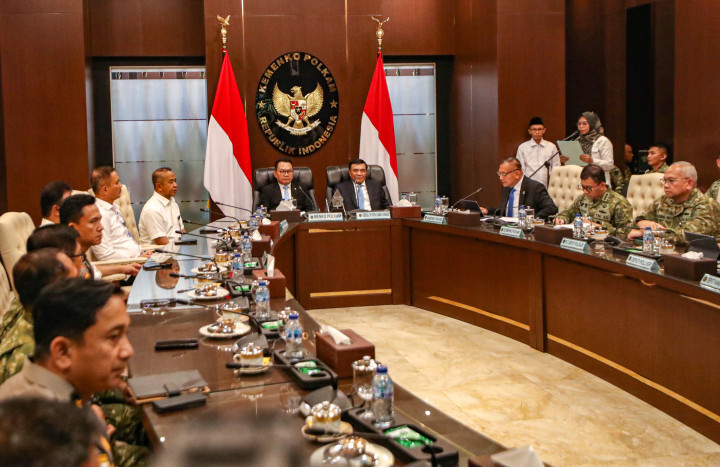 Menteri Koordinator Politik dan Keamanan (Menko Polkam), Jenderal TNI (Purn) Dudung Abdurachman berbincang dengan pejabat lama Jenderal TNI (Purn) Djamari Chaniago, saat serah terima jabatan Menteri Koordinator Politik dan Keamanan di Kantor Kementerian Koordinator Politik dan Keamanan, Jakarta, Senin, 5 Oktober 2026. 