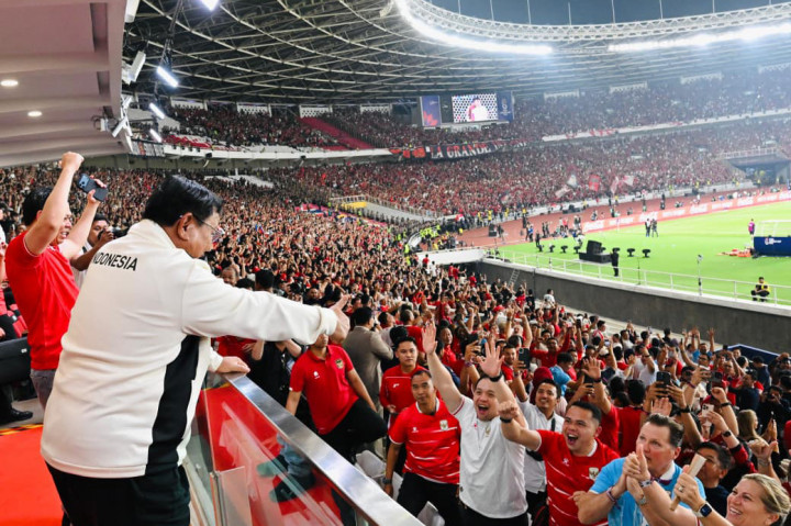 Kehadiran Presiden Prabowo di tribun menjadi bentuk dukungan langsung Kepala Negara kepada perjuangan Timnas Indonesia.