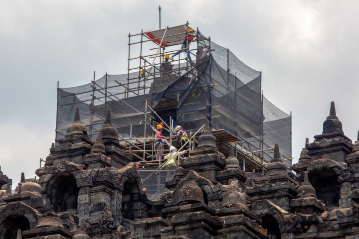 Pekerja mengenakan tali pengaman dan helm saat melakukan restorasi Mahastupa, stupa utama sekaligus terbesar di kompleks Candi Borobudur, Magelang, Jawa Tengah, Selasa, 6 Oktober 2026.
