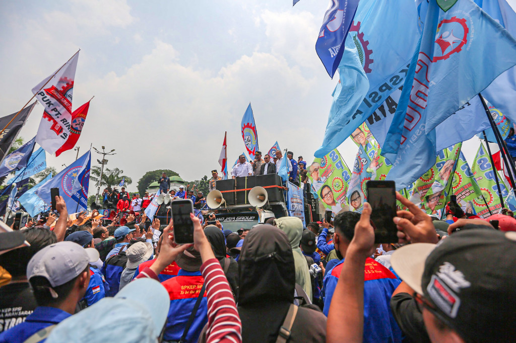 Wakil Ketua DPR Sufmi Dasco Ahmad bersama Wakil Ketua DPR Saan Mustopa, Cucun Ahmad Syamsurijal, Kapolri Jenderal Suyudi Ario Seto, dan Presiden Konfederasi Serikat Pekerja Seluruh Indonesia (KSPSI) Andi Gani berdialog dengan massa buruh di depan Gedung DPR, Senayan, Jakarta, Selasa, 6 Oktober 2026. 