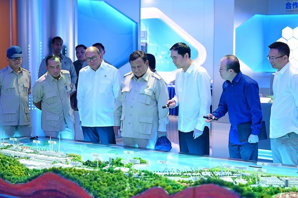 Lebih lanjut, Kepala Negara juga mengingatkan pentingnya menjaga kelestarian lingkungan, pengelolaan limbah yang bertanggung jawab, serta kesinambungan pembangunan industri untuk generasi mendatang. 