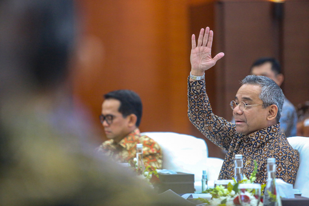 Suahasil menyatakan realisasi defisit tersebut masih sejalan dengan desain awal APBN atau on track.