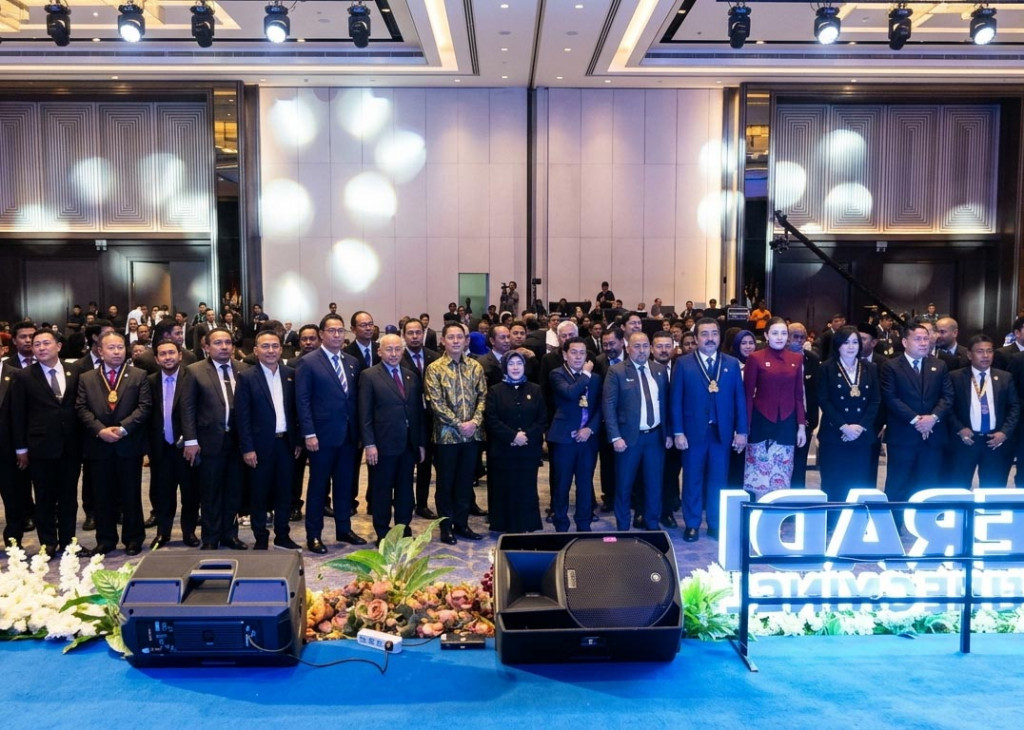 ‎Dalam kesempatan itu, Pelaksana Tugas (Plt) Rektor Universitas Negeri Makassar (UNM), Prof. Dr. Farida Patittingi, menerima penyematan pin PERADI Profesional dari Harris Arthur Hedar. 