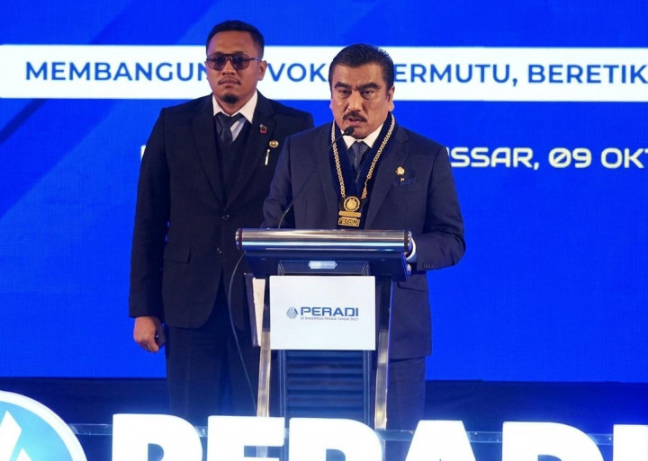 Sebanyak 13 pengurus Dewan Pimpinan Daerah (DPD) PERADI Profesional di Sulawesi Selatan resmi dilantik di Ballroom Hotel Claro, Makassar, Jumat, 9 Oktober 2026 malam.
