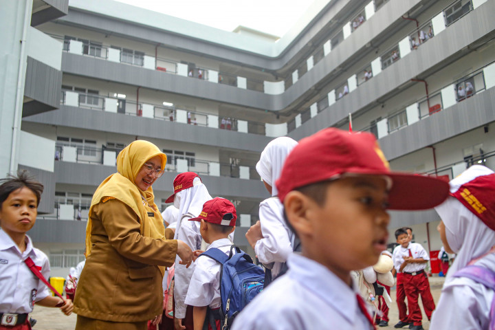Renovasi tersebut mencakup fasilitas pendidikan jenjang TK, SD, SMP, SMA, dan SMK di lima wilayah administrasi Jakarta guna meningkatkan kualitas sarana dan prasarana pendidikan serta menunjang kenyamanan kegiatan belajar mengajar.