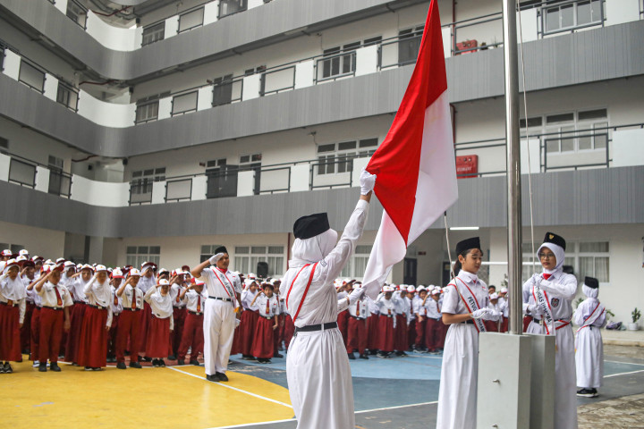 Para siswa mengikuti kegiatan belajar mengajar di gedung SDN Jati Pulo 07 dan 08 pascarenovasi di Palmerah, Jakarta Barat, Senin, 12 Oktober 2026. 