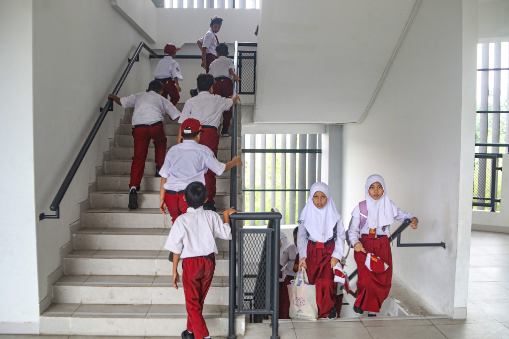 Pemprov DKI Jakarta telah menyelesaikan renovasi 16 dari 19 gedung sekolah yang menjadi target program Tahun Anggaran 2025 dengan total anggaran Rp876,7 miliar. 