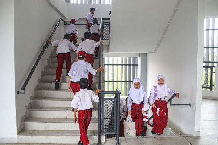 Pemprov DKI Jakarta telah menyelesaikan renovasi 16 dari 19 gedung sekolah yang menjadi target program Tahun Anggaran 2025 dengan total anggaran Rp876,7 miliar. 
