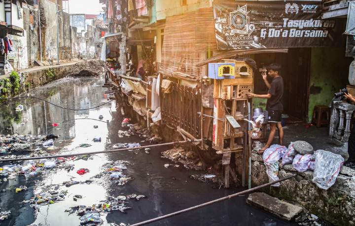 Penataan meliputi pembangunan turap di kedua sisi sungai, pembenahan fasilitas mandi, cuci, kakus (MCK) komunal, serta penghijauan di sepanjang bantaran untuk meningkatkan kualitas lingkungan. 