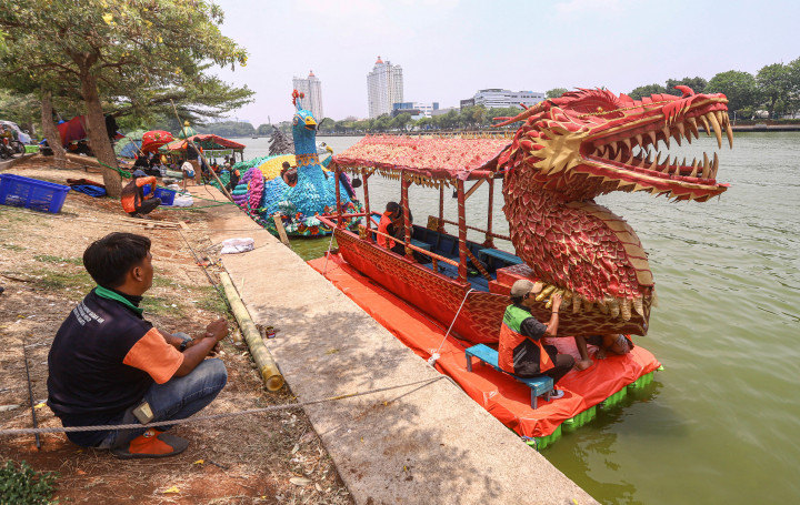 Festival yang digelar untuk memperingati Hari Sungai Sedunia sekaligus menyongsong lima abad Kota Jakarta tersebut akan diikuti 43 perahu hasil kreativitas pasukan oranye DLH DKI Jakarta. 