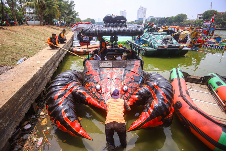 Petugas Dinas Lingkungan Hidup (DLH) DKI Jakarta merapikan perahu kreasi berbahan daur ulang dan botol plastik bekas menjelang penyelenggaraan Festival Perahu Cinta Lingkungan (CiLung Fest) 2026 di Danau Sunter, Jakarta Utara, Selasa, 13 Oktober 2026. 